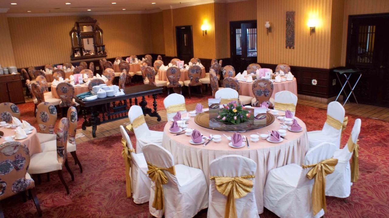 סרי קמבאנגן Mines Beach Resort Hotel מראה חיצוני תמונה