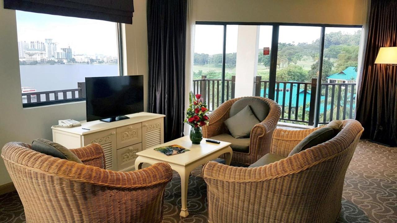 סרי קמבאנגן Mines Beach Resort Hotel מראה חיצוני תמונה