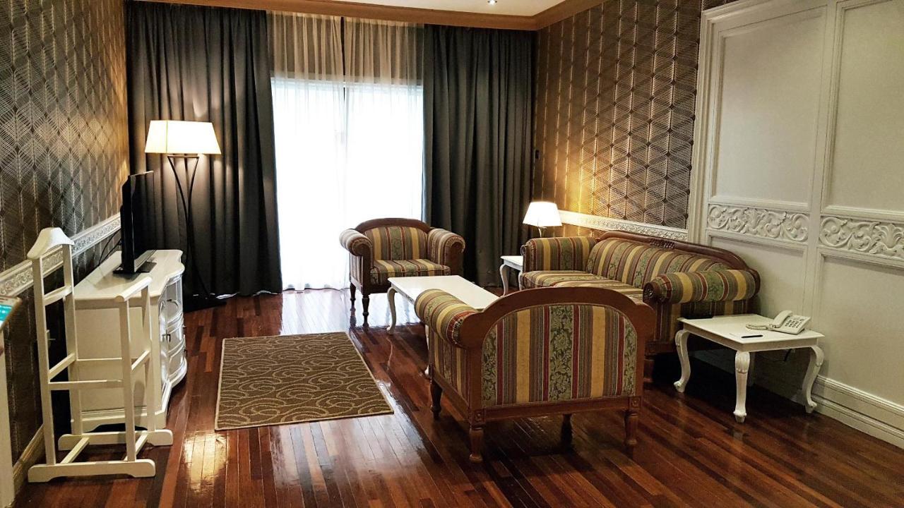 סרי קמבאנגן Mines Beach Resort Hotel מראה חיצוני תמונה
