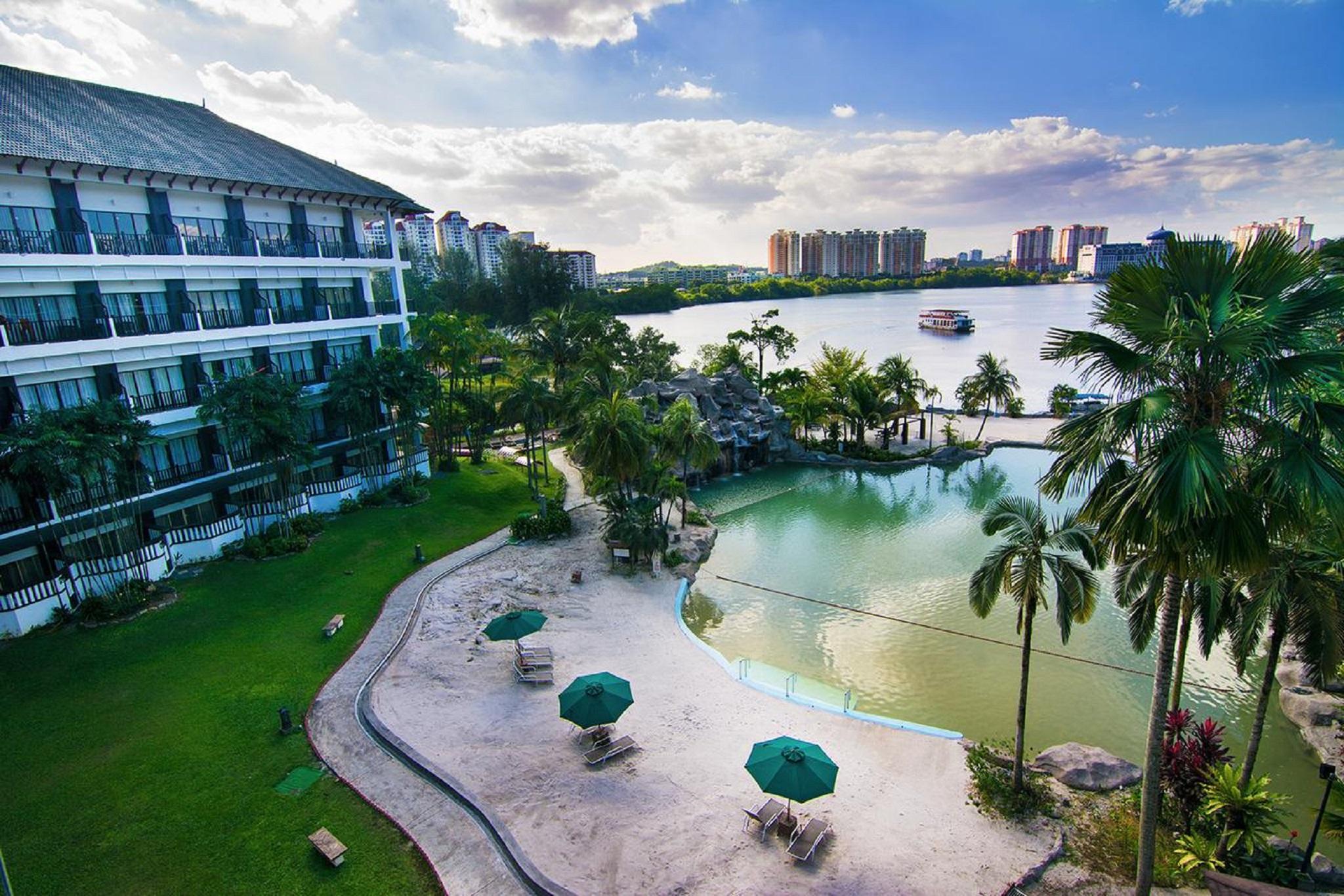 סרי קמבאנגן Mines Beach Resort Hotel מראה חיצוני תמונה