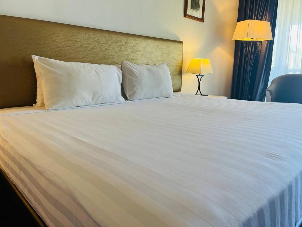 סרי קמבאנגן Mines Beach Resort Hotel מראה חיצוני תמונה