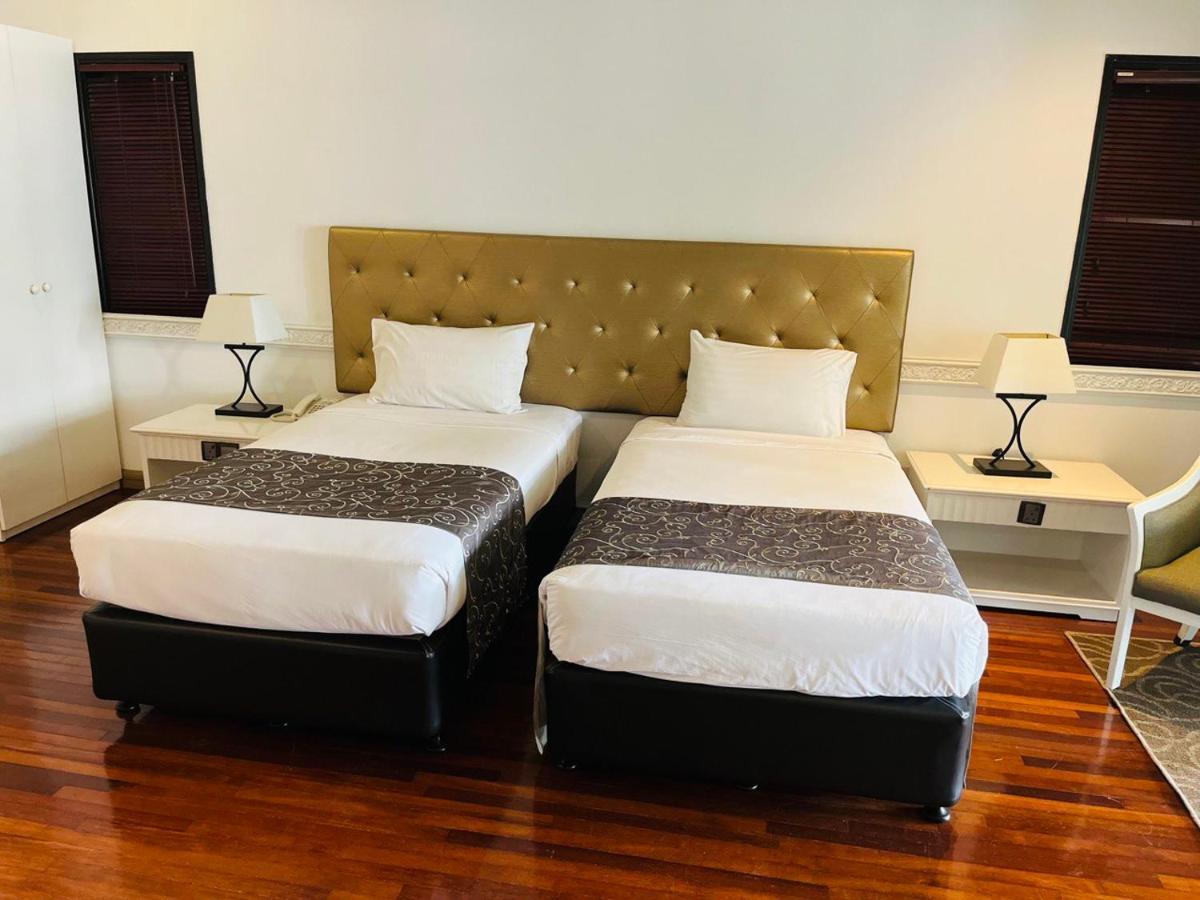סרי קמבאנגן Mines Beach Resort Hotel מראה חיצוני תמונה