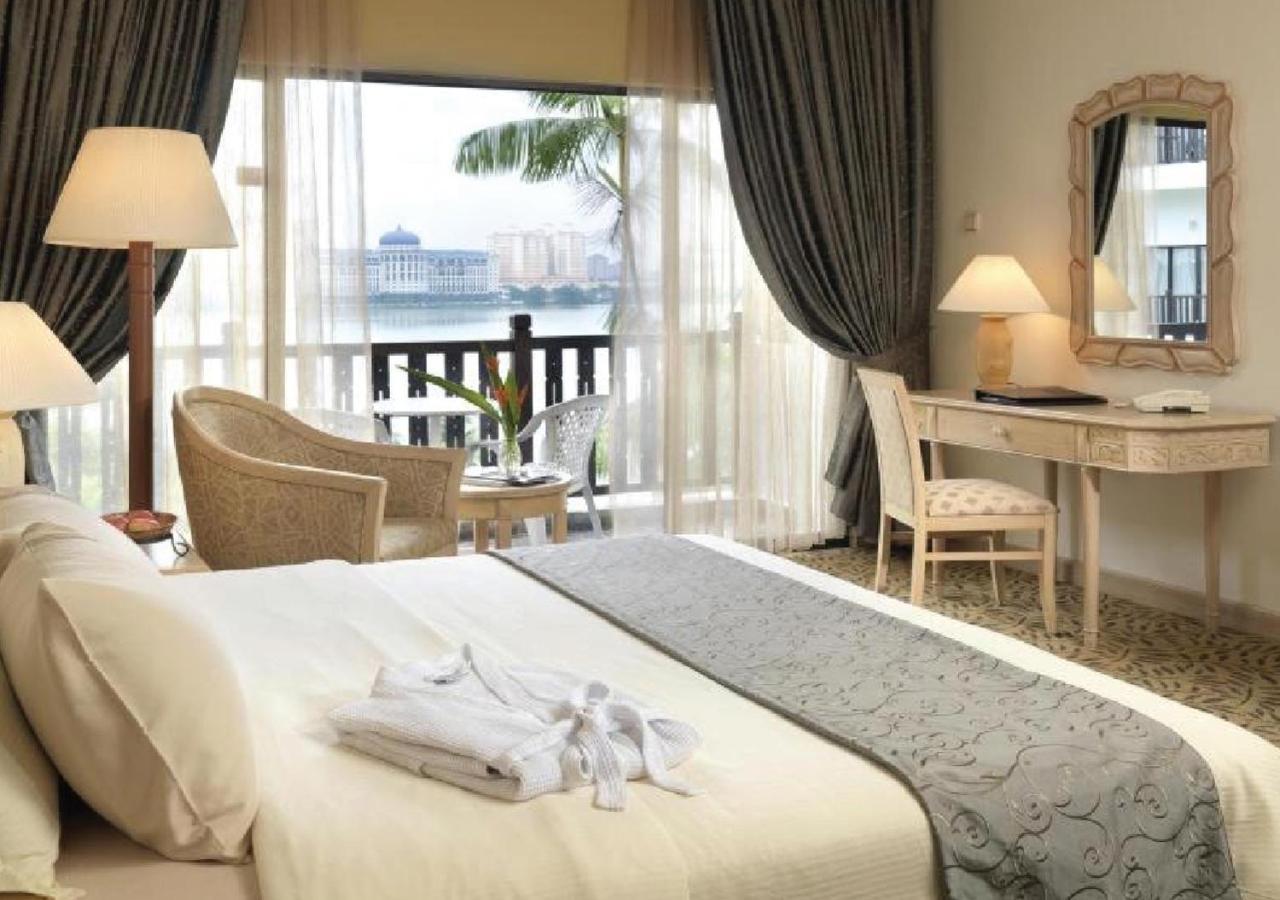 סרי קמבאנגן Mines Beach Resort Hotel מראה חיצוני תמונה