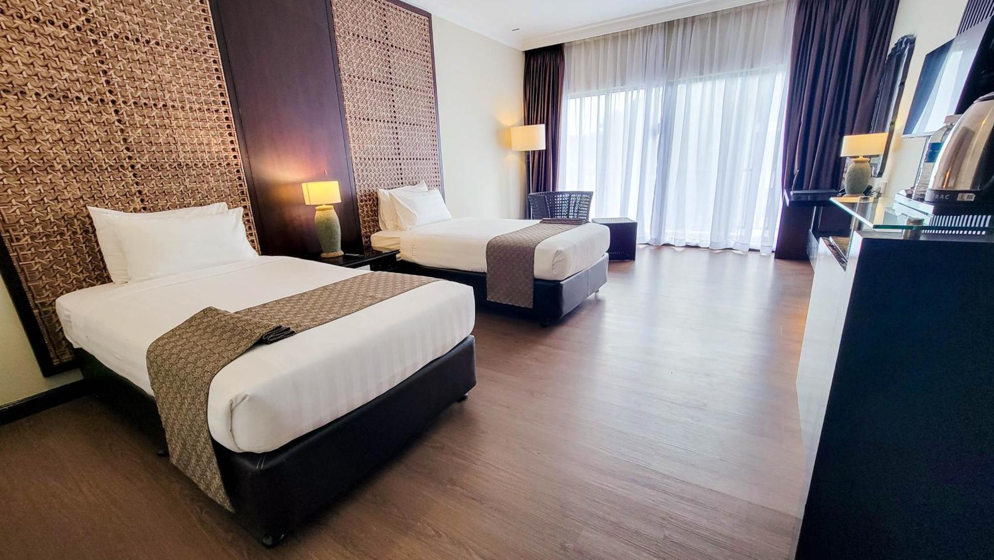 סרי קמבאנגן Mines Beach Resort Hotel מראה חיצוני תמונה