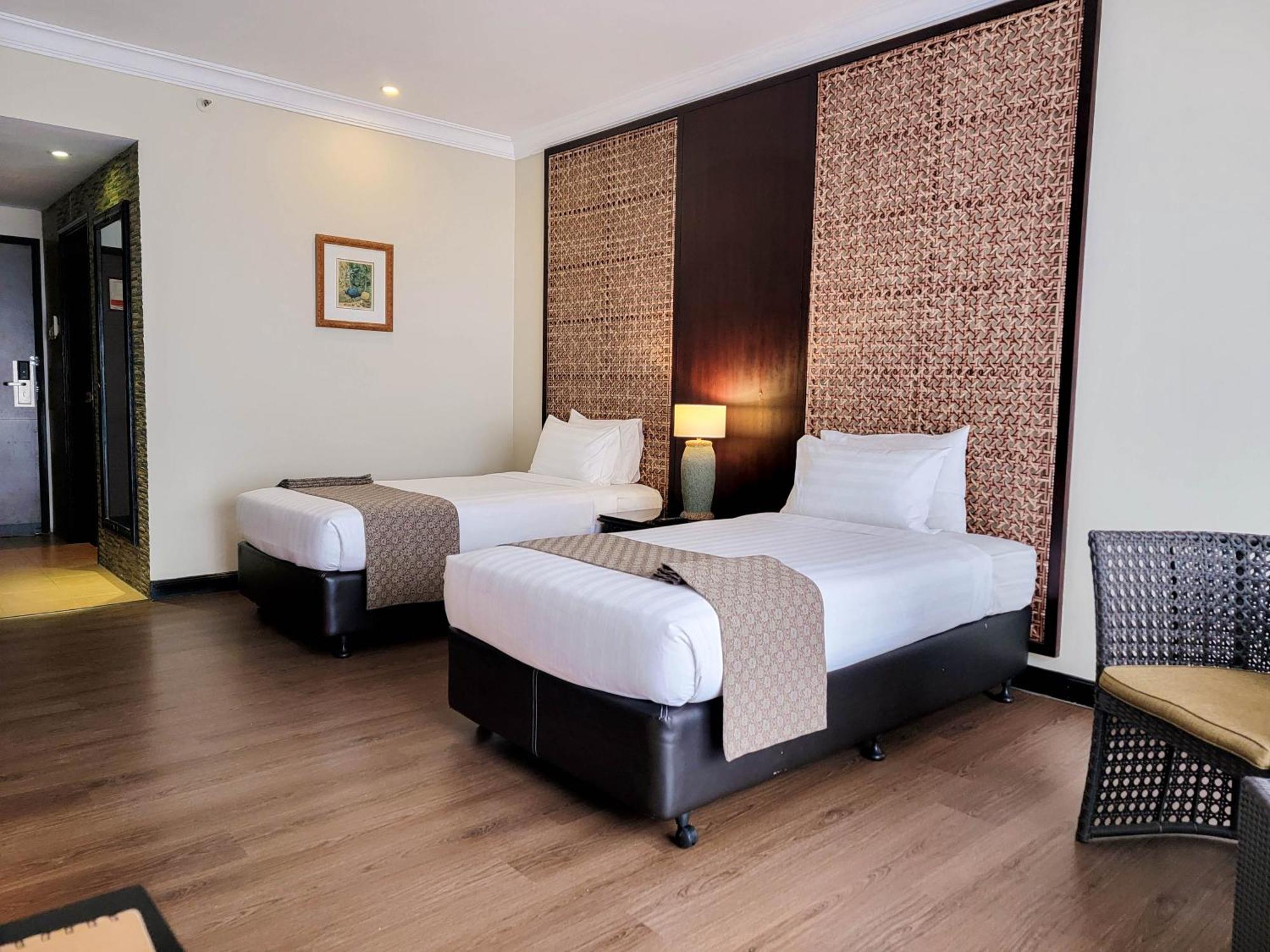 סרי קמבאנגן Mines Beach Resort Hotel מראה חיצוני תמונה