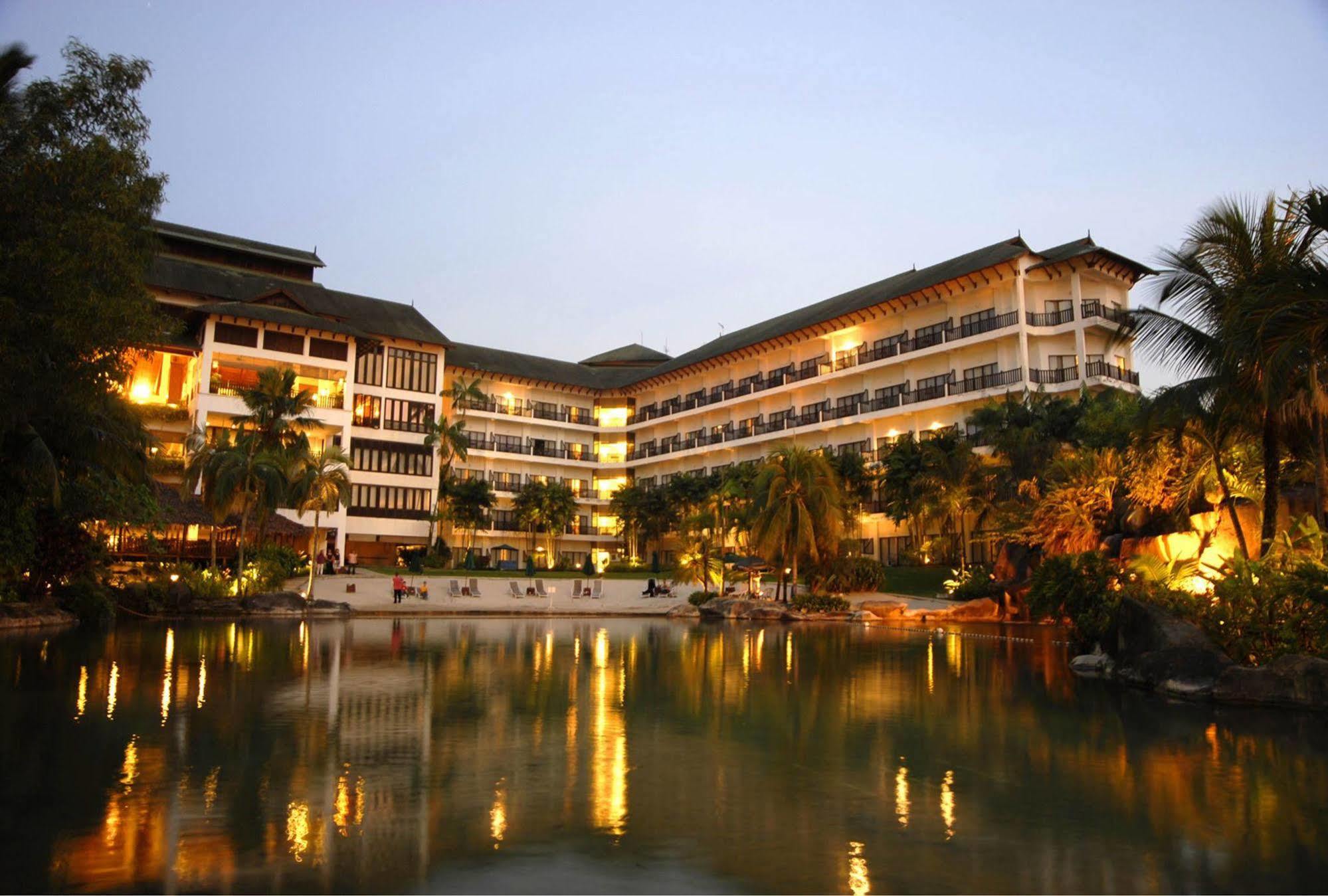 סרי קמבאנגן Mines Beach Resort Hotel מראה חיצוני תמונה