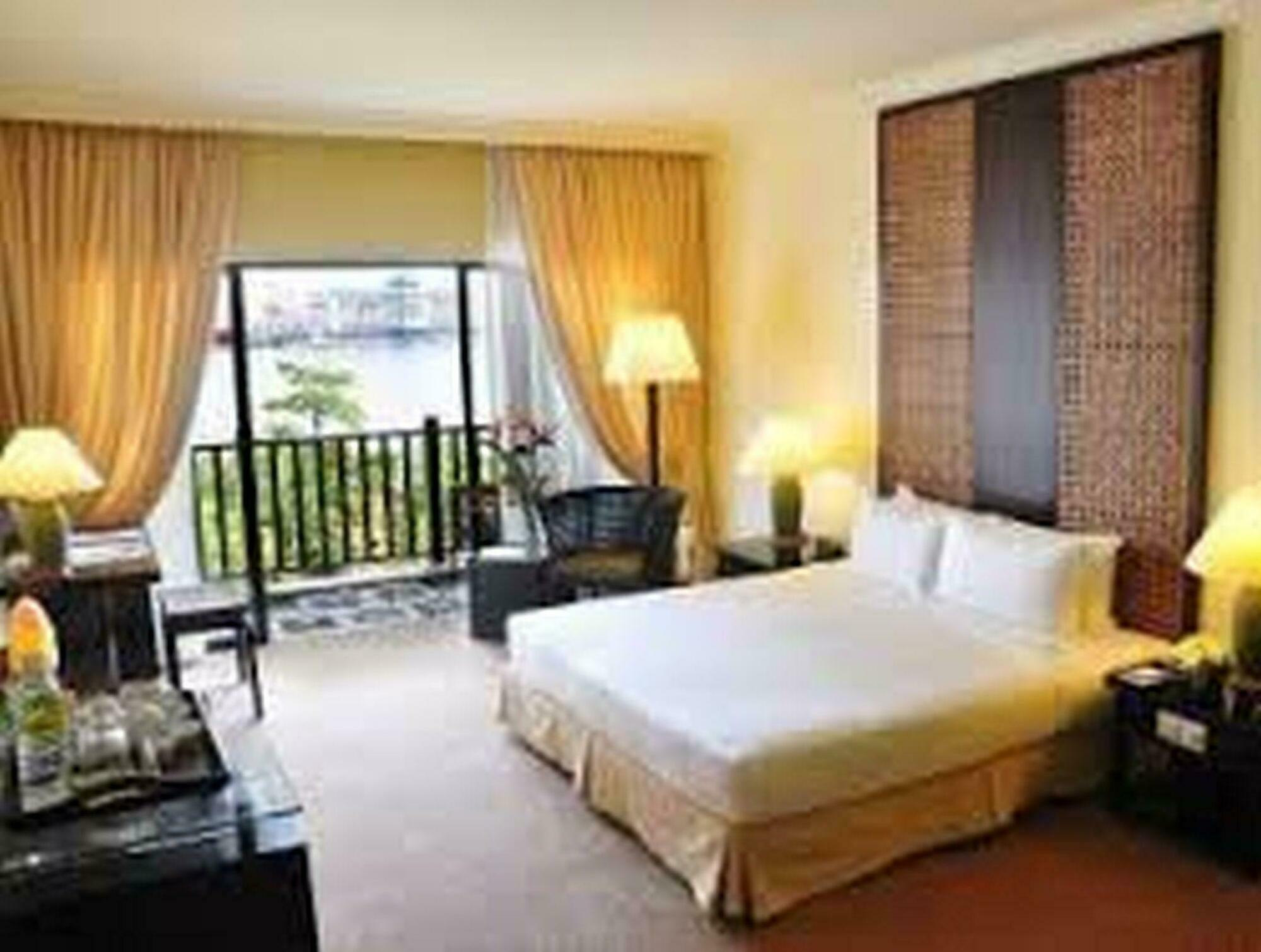 סרי קמבאנגן Mines Beach Resort Hotel מראה חיצוני תמונה