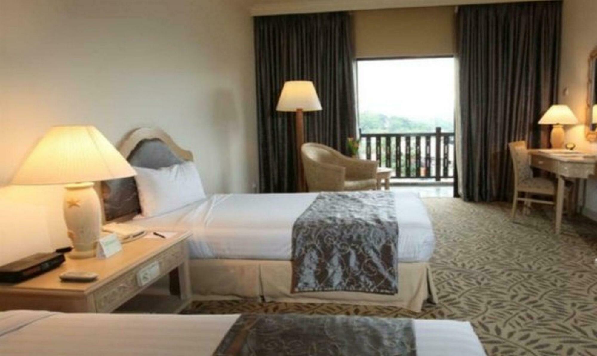 סרי קמבאנגן Mines Beach Resort Hotel מראה חיצוני תמונה